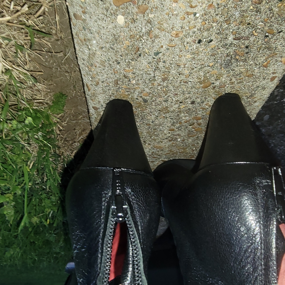 Pas de Rouge Black Leather Shoes with Pink Accents - Picture 3 of 4